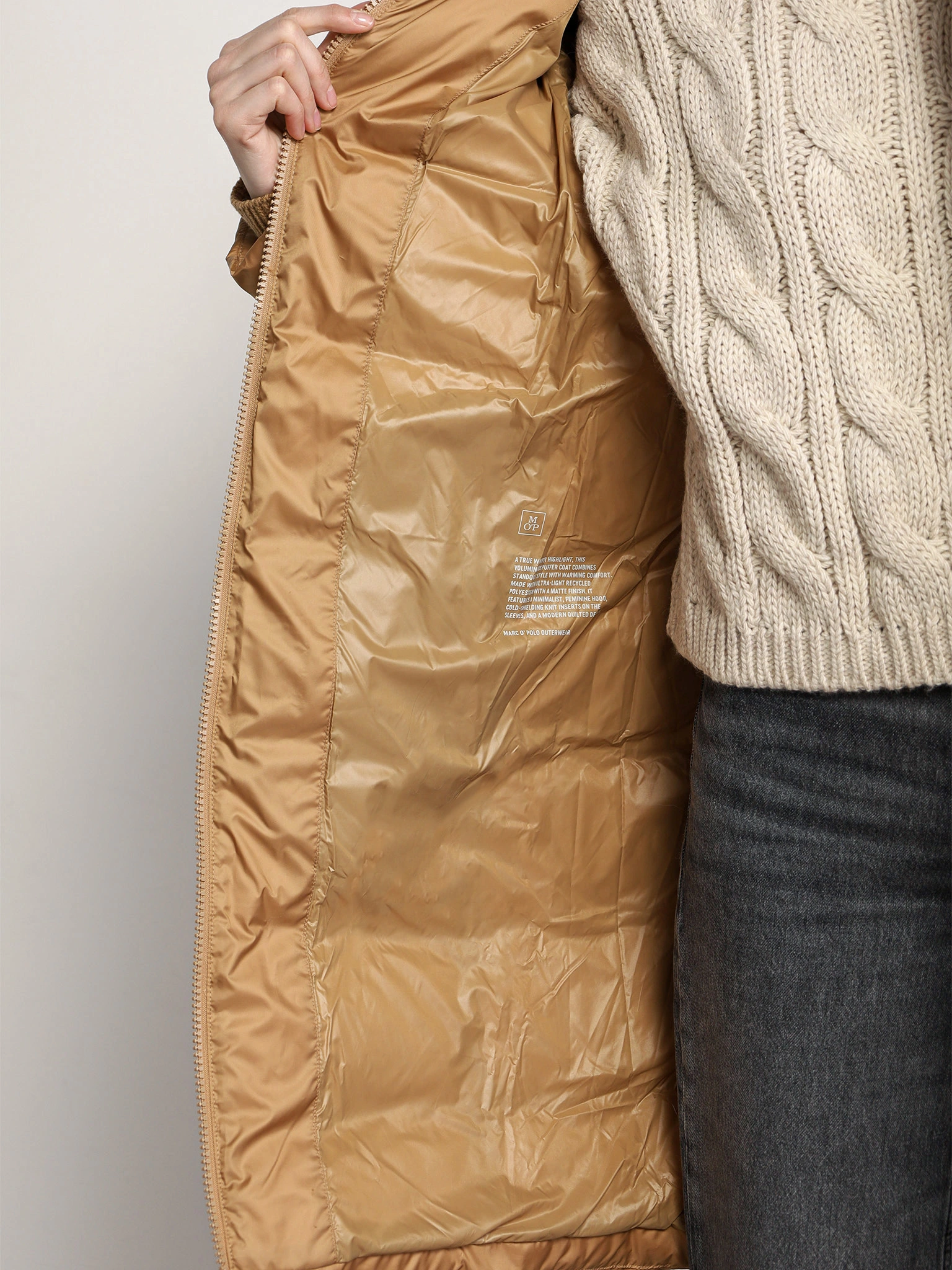 Пальто пуховое песочного цвета